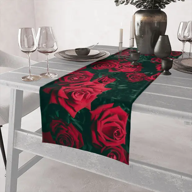 Tischläufer floral, mit Texten oder Designs.