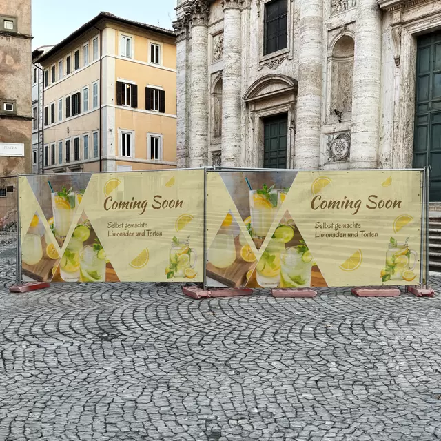 Werbebanner am Bauzaun mit Werbung für Eröffnung eines Cafes