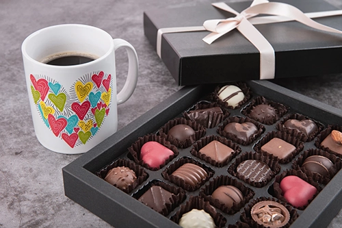 Selbst gemachte Fototasse mit Pralinen
