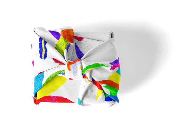 Nachhaltig und wunderschön: selbst gestaltete Furoshiki Geschenkverpackung selber machen mit schön bedrucktem Geschenktuch.