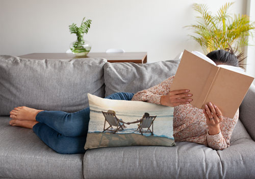 Bedrucktes Fotokissen zum Kuscheln auf der Couch