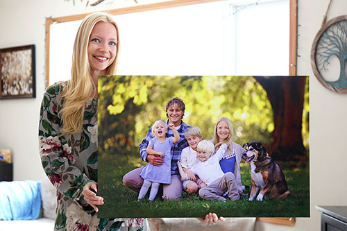 Eine Leinwand mit Familienfoto als Überraschung zum Muttertag